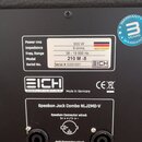 Fotografie zachycuje zadní panel černého elektronického zařízení s technickými specifikacemi. Na bílém štítku je uveden text: Power rms 600 W, Impeda…
