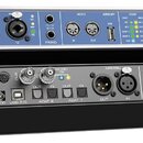 Dvě rackové jednotky audio rozhraní značky RME. Horní zařízení je stříbrné s modrým předním panelem, nápisem INTERFACE UFX a obsahuje čtyři kombinova…