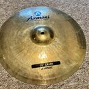 Zlatavý mosazný činel s viditelným ručním opracováním povrchu. V horní části je modré logo a nápis Armoni HANDMADE TURKISH CYMBALS. Ve spodní části j…