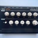 Černý modul s bílými ovládacími prvky a nápisy. V horní části je uveden název KICK lancet a značka VERMONA, vlevo nápis SOURCE a vlevo dole MIXER. Za…