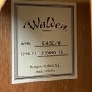 Fotografie zachycuje bílý papírový štítek uvnitř korpusu akustické kytary. Na štítku je logo Walden Guitars, označení Model : D450/W a Serial # : 220…