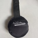 Černý textilní pouzdro s úchytem z pevné tkaniny. Na přední straně je bílý nápis Big Fat Snare Drum. Povrch materiálu vykazuje mírné opotřebení a zap…