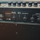 Detail zadního panelu černého kytarového komba značky Blackstar. Na panelu jsou nápisy MAINS INPUT 100V-240V-50/60Hz 230 WATTS, EM. OUT & PHONES, MP3…