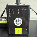 Černý efektový pedál v plastovém nebo kovovém krytu s ovládacím knoflíkem nahoře. Na horní části jsou bílé nápisy OFF/ON, VOLUME, OUTPUT a POWER/PAR.…