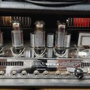 Detailní pohled na zadní panel lampového zesilovače s nápisy HANDBUILT IN PETALUMA CALIFORNIA, STILETTO ALL TUBE INSTRUMENT AMPLIFIER a logem MESA EN…