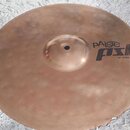 Kulatý mosazný činel s kovaným povrchem a rýhovaným okrajem. Na povrchu je černý nápis pAiste px8 16" ROCK CRASH. Povrch vykazuje drobné nevýrazné sk…
