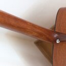 Detail zadní strany hmatníku a spoje krku s korpusem akustické kytary v hnědé barvě. Povrch dřeva vykazuje mírné opotřebení a známky používání v podo…