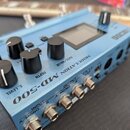 Modře kovový efekt pedál s displejem a několika černými ovládacími knoflíky. Na horní části je nápis MODULATION MD-500 a BOSS, dále popisky RATE/VALU…
