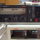Fotografie zachycuje dva střižené digitální multitrack rekordéry značky Fostex. Horní zařízení je černého provedení s nápisy DV824, DVD MULTITRACK RE…