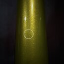 Detailní záběr na kovový povrch nástroje v olivově zelené barvě s metalickým efektem. V bílém kruhu je zvýrazněno drobné odřápání nebo škrábance v la…