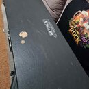Černý tvrdý kufýr s povrchem z imitace kůže. Na horní části je nalepené stříbrné logo s nápisem MESA ENGINEERING. Povrch vykazuje známky opotřebení v…