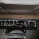 Horní ovládací panel kytarového komba značky VOX, model AD50VT. Panel obsahuje řadu otočných potenciometrů pro Gain, Volume, Treble, Middle a Bass, p…