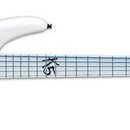 Bílá elektrická basová kytara s pětistrunným hmatníkem a bílým povrchem. Na hmatníku je viditelné logo „K5“ a na hlavě nápis „Ernie Ball Music Man“.…