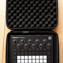 Černý sekvencer a syntetizátor Novation Circuit Tracks v černém polstrovaném přenosném pouzdře. Na zařízení je nápis CIRCUIT TRACKS a logo Novation v…