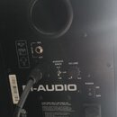 Zadní strana černého reproduktoru s nápisem BX8 D3. Jsou zde vidět vstupy TRS a XLR, ovládací prvky VOLUME a ACOUSTIC SPACE s hodnotami FLAT, -2dB a…