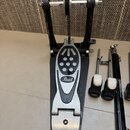 Černý basový pedál s kovovými stříbrnými prvky a řetězovým pohonem. Na šlapce je umístěno logo Pearl v oválném rámečku. Povrch kovových částí vykazuj…