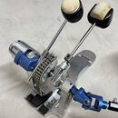 Kovový mechanismus pedálu s dvěma šlapadly zakončenými bílými polstrováním. Na kovovém těle je viditelný nápis "DW". Součástí jsou modré anodizované…