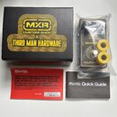 Na fotografii je černý kartonový box s žlutým nápisem MXR CUSTOM SHOP X THIRD MAN HARDWARE. Vedle něj je v originální plastové fólii efekt pedál s žl…