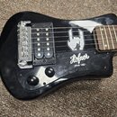 Černá elektrická kytara s lesklým povrchem a hnedým hmatníkem. Na těle je bílý nápis „Hofner“ a pod ním text „- since 1887 -“, vedle nich je bílá gra…