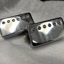 Dva chromované humbucker snímače s obdélníkovým tvarem a zaoblenými hranami. Každý snímač má v horní části šest viditelných šroubů. Povrch vykazuje d…