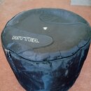 Černý válcový obal z textilního materiálu. Na horní části je bílý nápis RITTER™. Povrch materiálu vykazuje známky opotřebení a viditelné znečištění.…