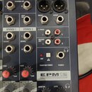 Detailní pohled na horní část mixážního pultu značky Soundcraft, model EPM12. Jsou vidět různé konektory pro výstupy (MONITOR OUT, AUX1 OUT, AUX2 OUT…