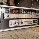 V hliníkovém transportním kufru jsou umístěny tři rackové jednotky. Horní zařízení je stříbrné s nápisy VIRTUALIZER 3D, MODEL P3000 a RSM REAL SOUND…