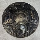 Kruhový činel z mosazi s tmavým, broušeným povrchem a viditelnými jamkami. Na povrchu jsou nápisy Zildjian, S DARK a 16". Povrch vykazuje drobné škrá…