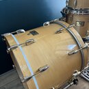 Světle hnědý basový buben s kovovým hardwarem v zlatém provedení. Na korpusu je umístěna černá oválná cedule s nápisem Pearl Master Craft. Povrch nás…