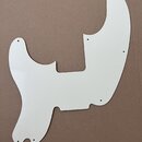 Bílá pickguard pro elektrickou kytaru s hladkým povrchem. Díl má specifický asymetrický tvar a obsahuje několik vyvrtaných montážních otvorů. Na povr…