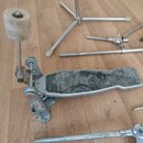 Stříbrný basový pedál s černým, texturovaným šlapadlem. Na boku mechanismu je umístěno zlaté logo s nápisem "Amati". Povrch šlapadla vykazuje známky…