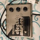 Stříbrný efekt pedál s nápisy DELUXE electric mistress a FLANGER/FILTER MATRIX. V dolní části je logo electro-harmonix a text MADE IN NEW YORK CITY U…