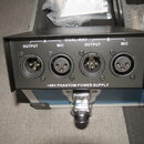 Černý napájecí zdroj s nápisem +48V PHANTOM POWER SUPPLY. Zařízení má čtyři XLR konektory rozdělené do dvou sekcí označených jako DUAL-WAY A a B, při…