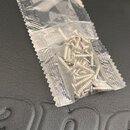 Průhledný plastový sáček s vroubovanými okraji obsahuje několik kovových šroubků stříbrné barvy. Šroubky mají plochou hlavu a závit. Na sáčku nejsou…