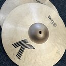 Dva mosazné činely typu hi-hat položené na tmavém koberci. Na horním činelu je nápis SWEET HI HAT a označení 15"/38 cm. Spodní činel nese nápis SWEET…