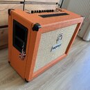 Kytarový kombo zesilovač v oranžovém texturovaném potahu s černými ochrannými rohy. Přední strana je kryta béžovou tkanicí s logem ORANGE v bílo-čern…