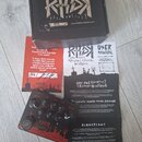 Fotografie zobrazuje krabici a doprovodné dokumenty k efekt pedálu. Na černé krabici i na papírech je bílý nápis KHDK a text GARY HOLT PARANORMAL I P…