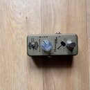 Kytarový efekt v kovovém šasi zlatavé barvy. Na horní straně je nápis „Hammer Noise“ a „Thunder-Gate“, přepínač s označením „HARD SOFT“ a jeden ovlád…