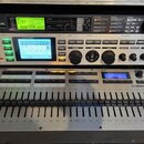 Střihový rack s dvěma jednotkami značky tc electronic. Horní zařízení má zelený displej a nápis tc electronic System 2000, spodní jednotka disponuje…