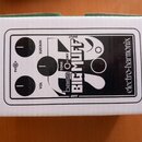Bílá krabice s černobílým nápisem a grafickým znázorněním efekt pedálu. Na krabici je uveden název modelu BIG MUFF a značka electro-harmonix, dále ná…