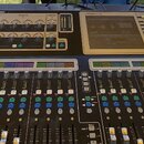 Černý digitální mixovací pult s nápisem ALLEN&HEATH GLD 80 a označením CHROME EDITION. Zařízení obsahuje dotykový displej, řadu posuvníků, tlačítek v…
