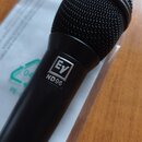 Černý dynamický mikrofon s kovovou síťkou. Na těle je viditelné logo Ev v rámečku a pod ním označení modelu ND96. Povrch mikrofonu je matně černý a v…
