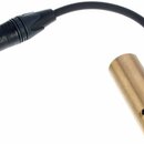 Černý kabel s konektory na obou koncích. Jeden konektor je černý plastový s drážkami, druhý je v mosazném cylindrickém pouzdře s viditelnými piny a š…