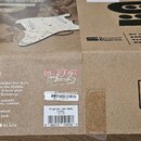 Fotografie zachycuje hnědý kartonový obal s produktovými informacemi. Je na něm uveden text DAVE MURRAY LOADED PICKGUARD spolu s podpisem a logem IRO…