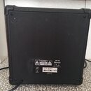 Zadní strana černého kytarového komba s povrchem z texturovaného vinylu a plastovými rohy. Na zadní straně je bílý štítek s nápisy IBZ10G, Ibanez, CE…