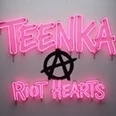 Na bílé stěně je umístěna růžová neonová nápis s textem TEENKA v horní části a RIOT HEARTS v dolní části. Mezi nimi se nachází černé symbol anarchie…