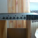 Stříbrné rackové audio rozhraní s nápisem USB AUDIO INTERFACE a označením modelu UR 18+. Přední panel obsahuje osm vstupních kanálů s ovládacími prvk…