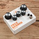 Bílý efekt pedál s nápisem FUZZ BENDER a logem KEELEY ELECTRONICS. Na horní straně se nachází pět černých otočných ovladačů s kovovými vršky a popisk…