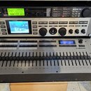 Sestava elektronických modulů značky L.C. electronic v rackovém pouzdře. Horní jednotka obsahuje displej s textem, ovládací knoflíky a nápis L.C. ele…