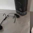 Na fotografii je černý headset s mikrofonem a doprovodná krabice. Na černé krabici je nápis Professional SoundSolutions a modelové označení C920L. Ka…